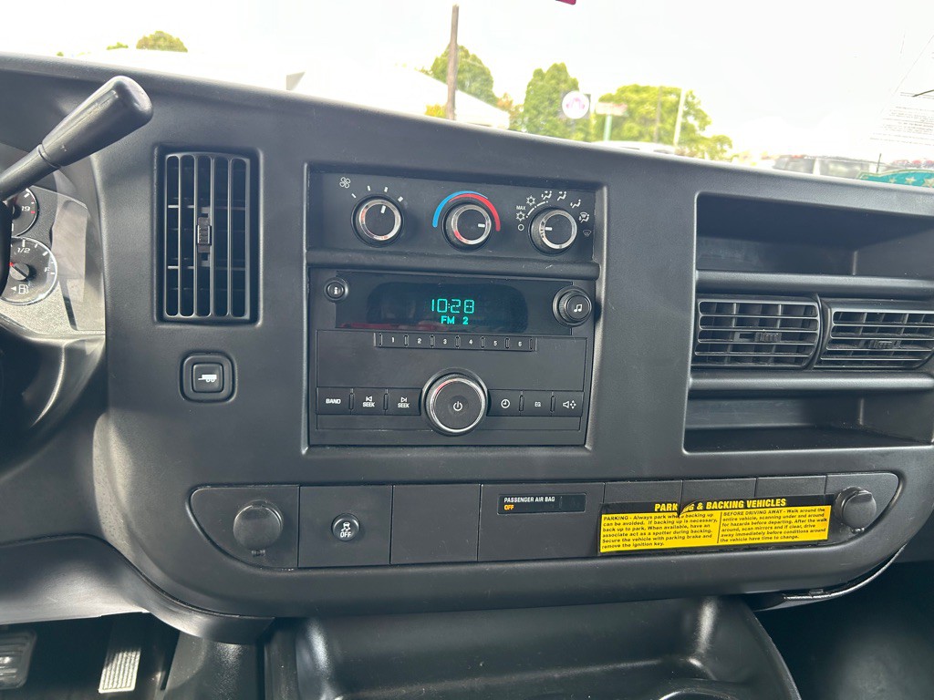 2014 Chevrolet Express Image 17