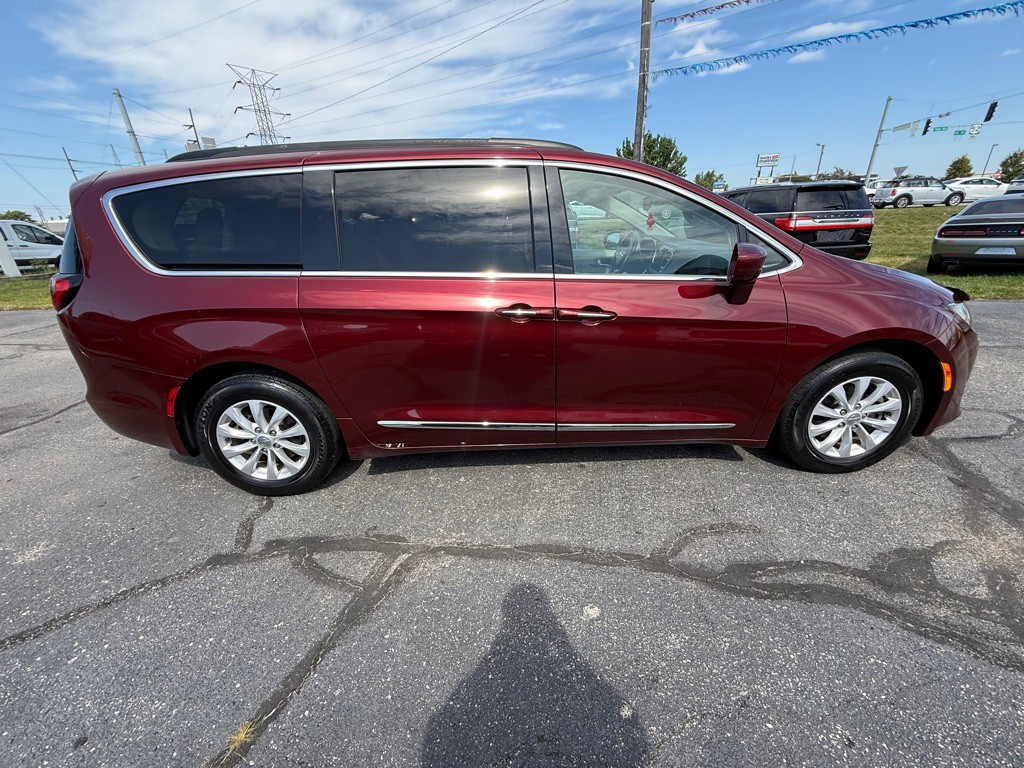2017 Chrysler Pacifica Image 8