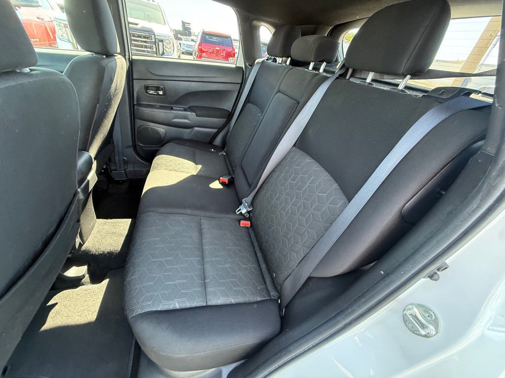 2021 Mitsubishi Outlander Image 16