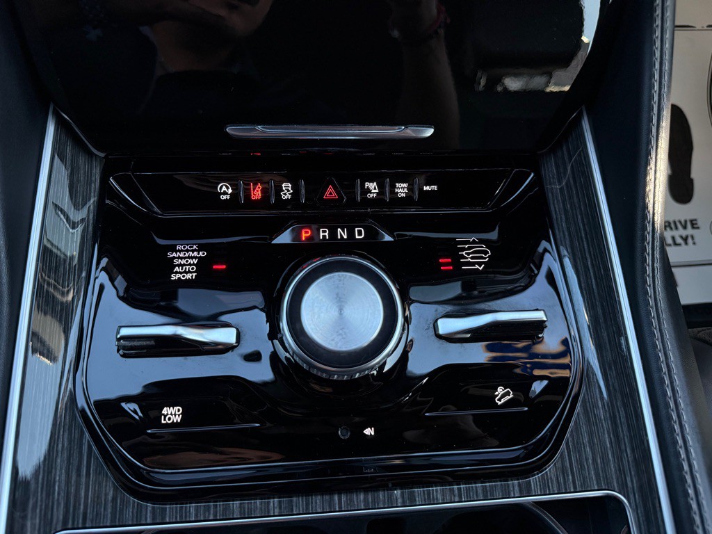 2022 Jeep Wagoneer Image 13