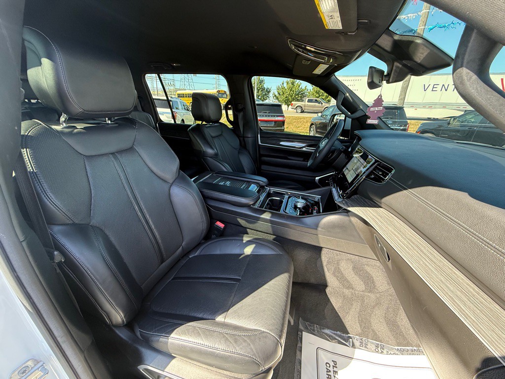 2022 Jeep Wagoneer Image 17