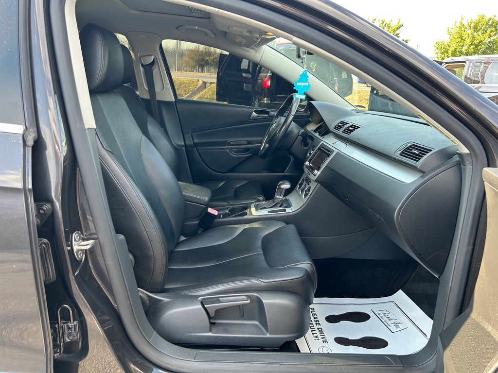 2010 Volkswagen Passat Image 11