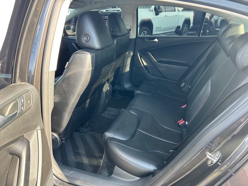 2010 Volkswagen Passat Image 13