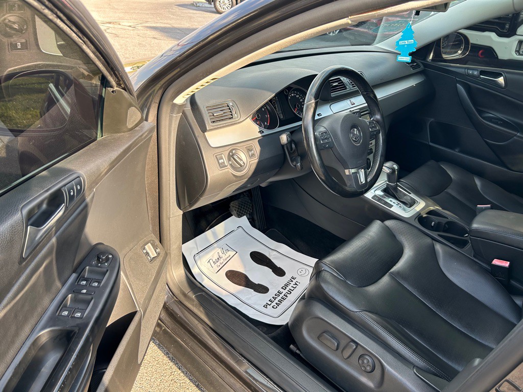 2010 Volkswagen Passat Image 14