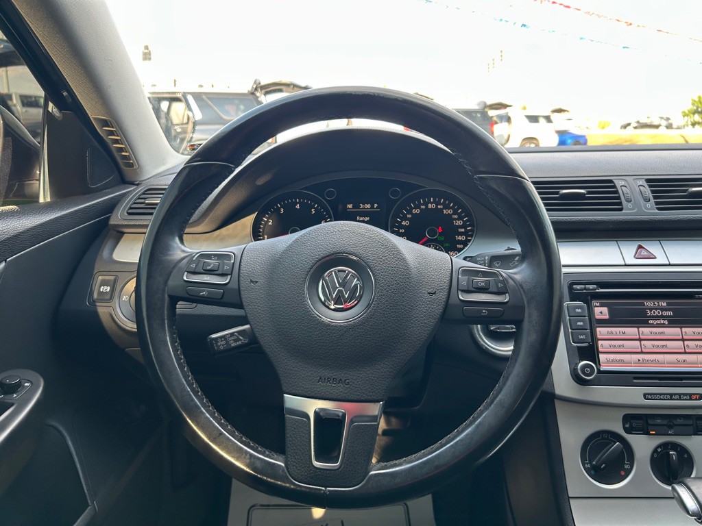 2010 Volkswagen Passat Image 16