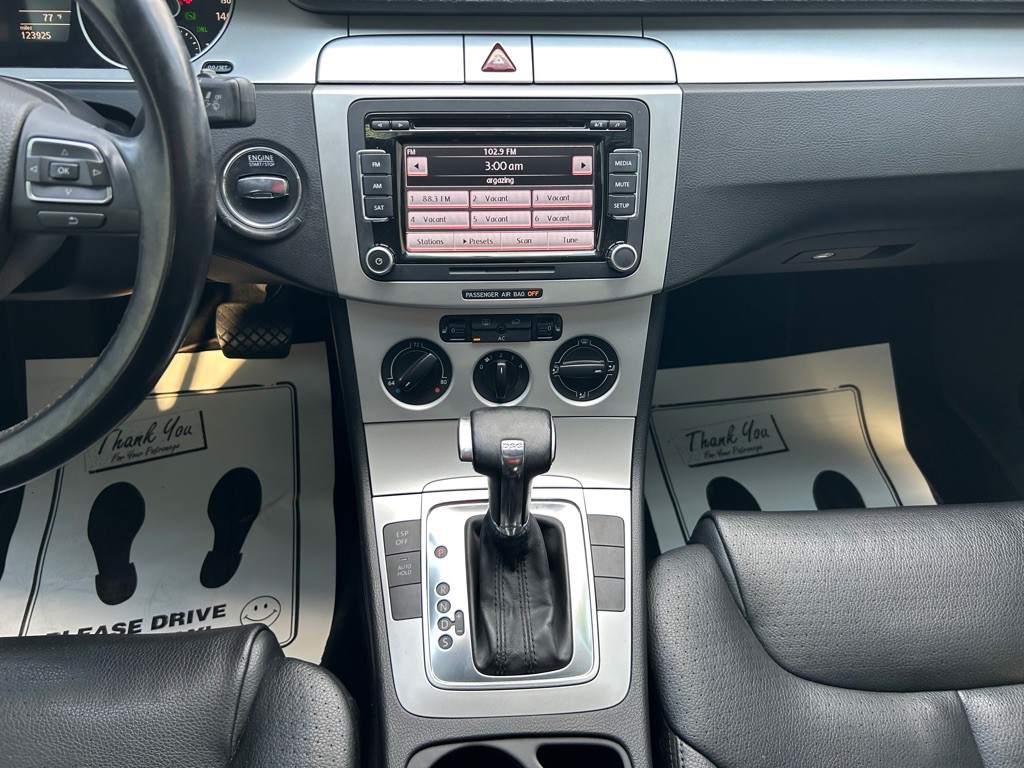 2010 Volkswagen Passat Image 17
