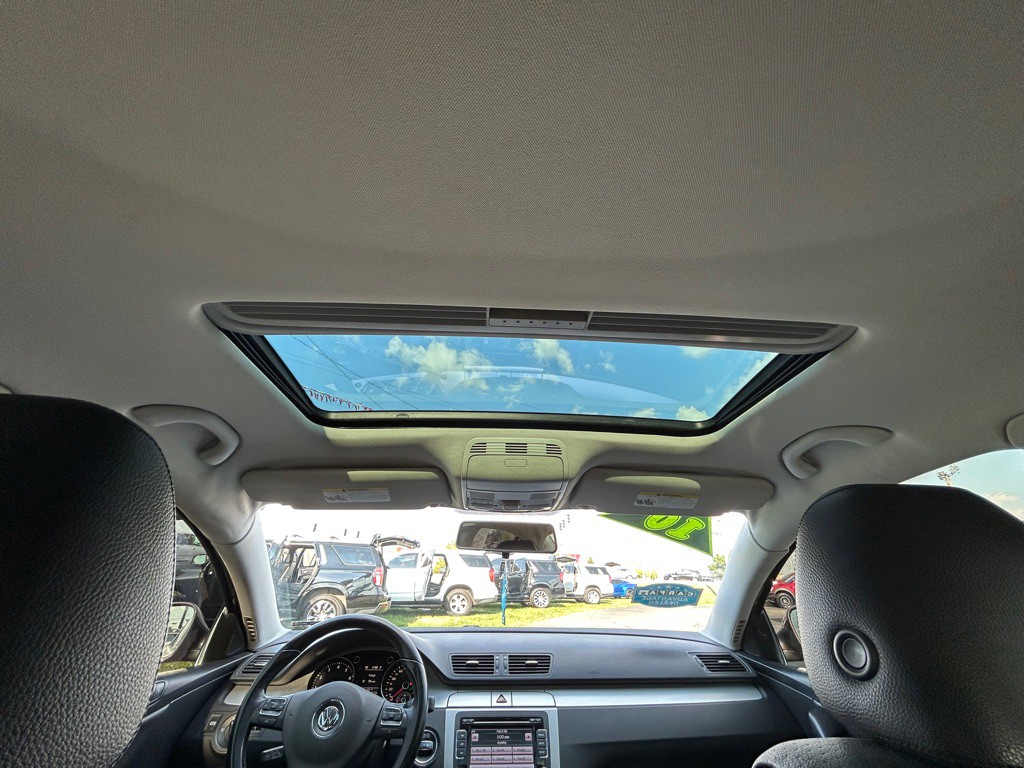 2010 Volkswagen Passat Image 18