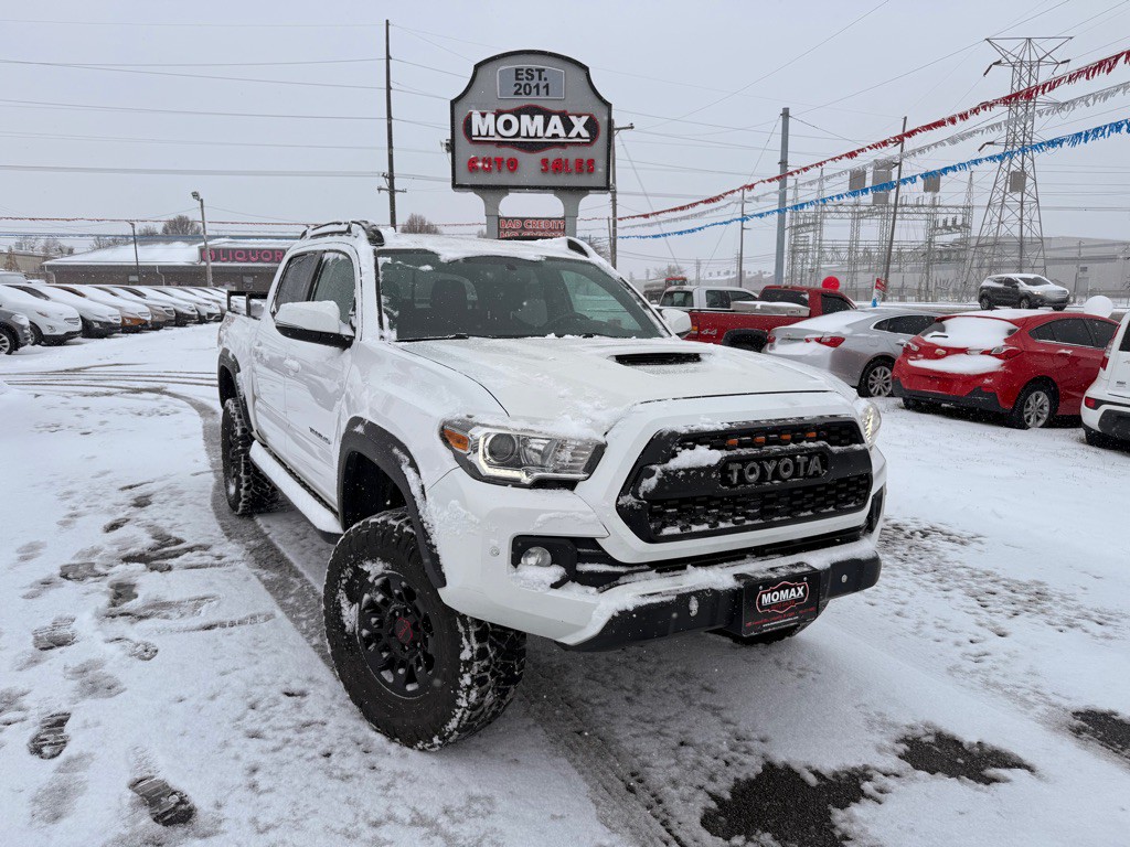 2017 Toyota Tacoma Image 2