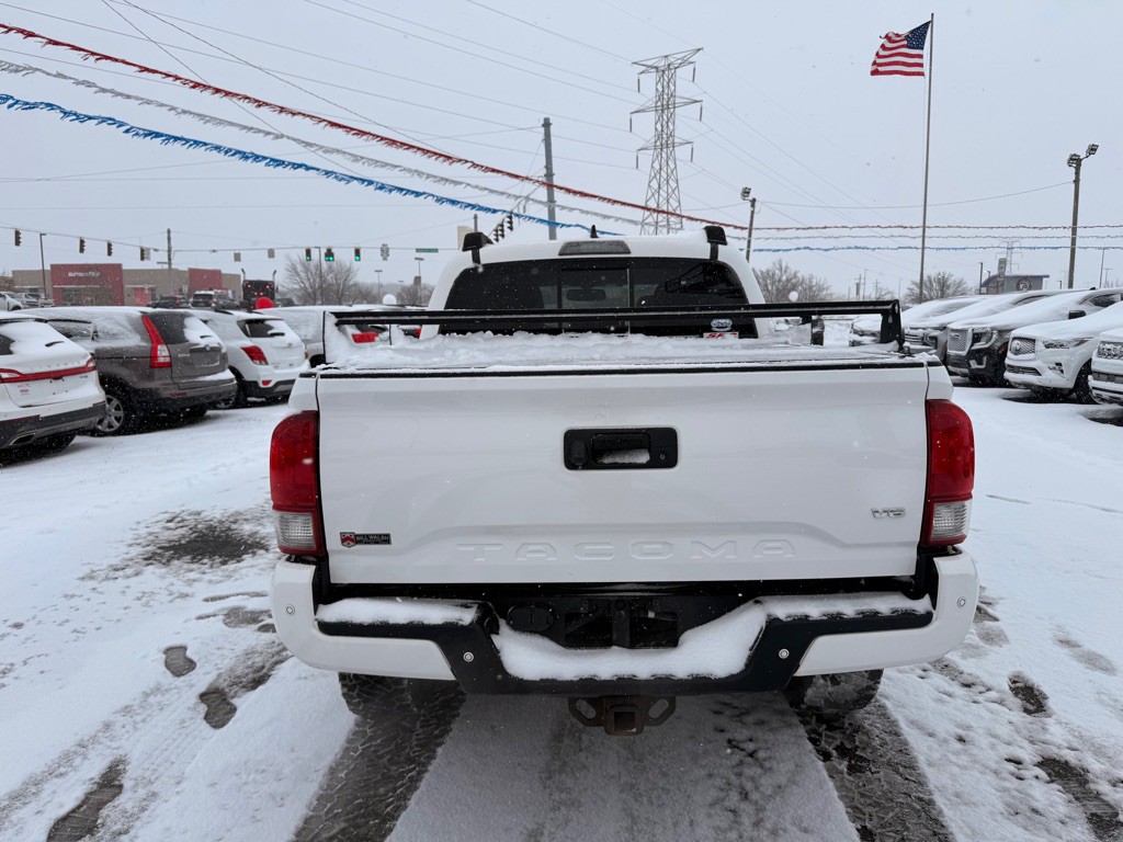 2017 Toyota Tacoma Image 6