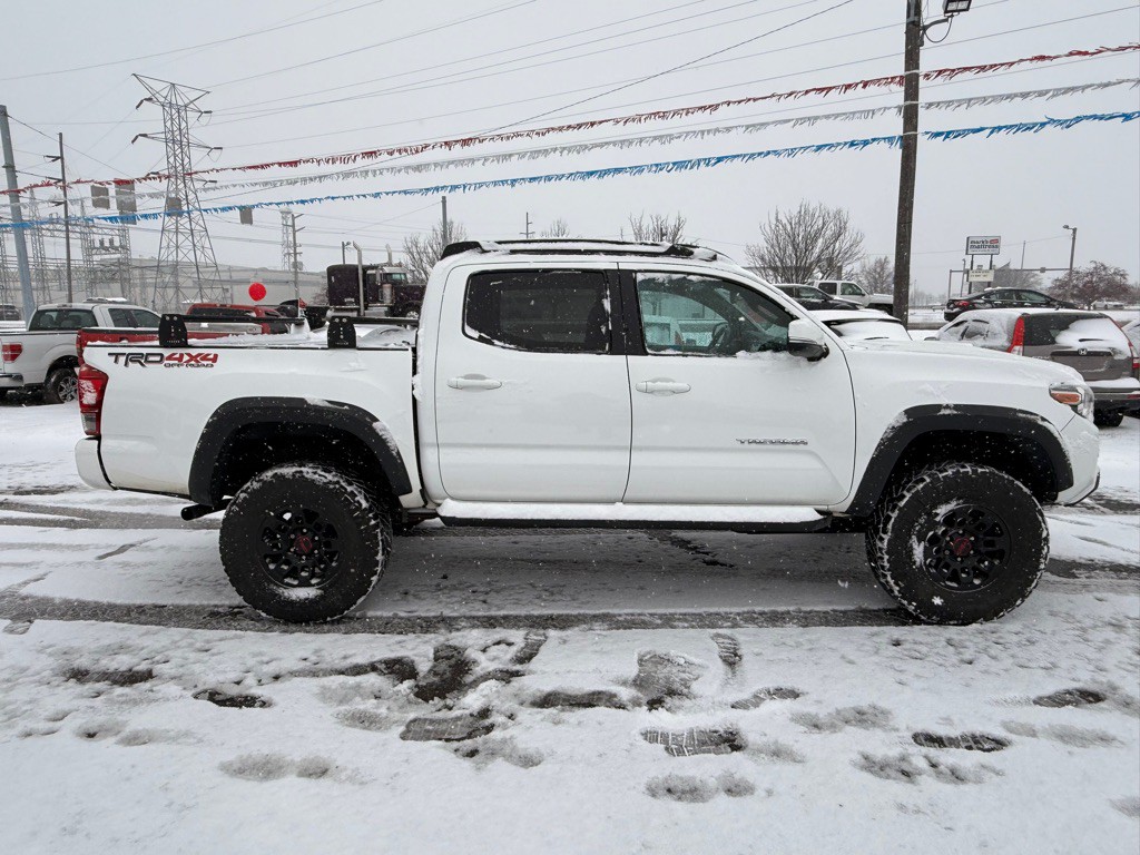 2017 Toyota Tacoma Image 8