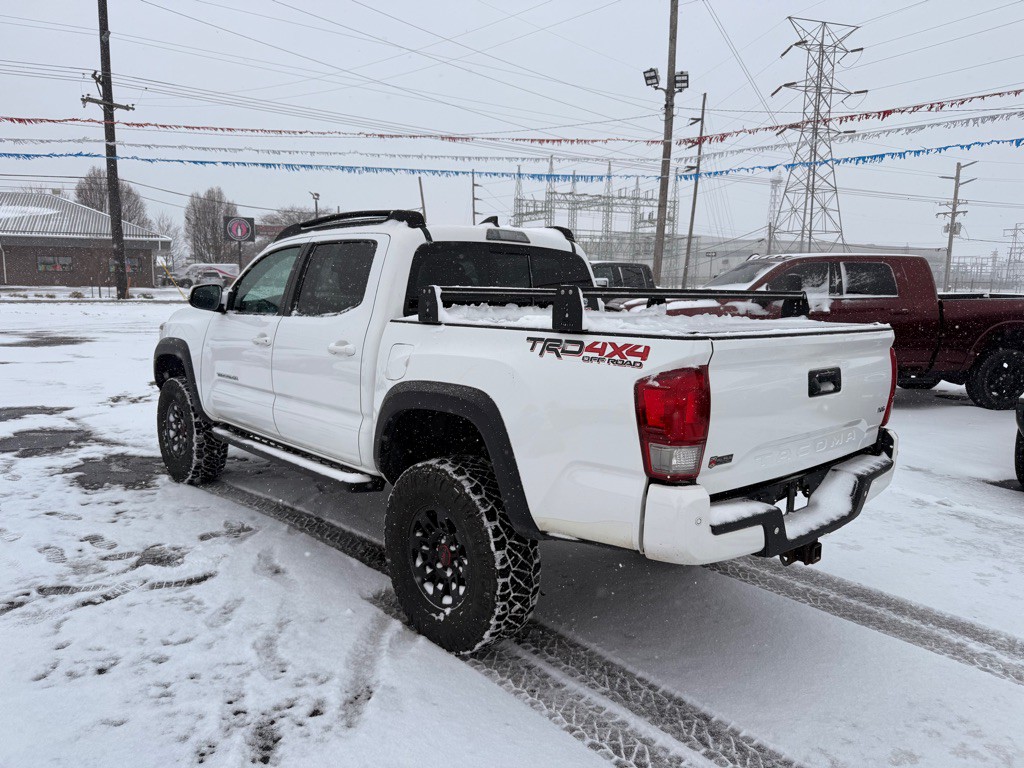2017 Toyota Tacoma Image 10