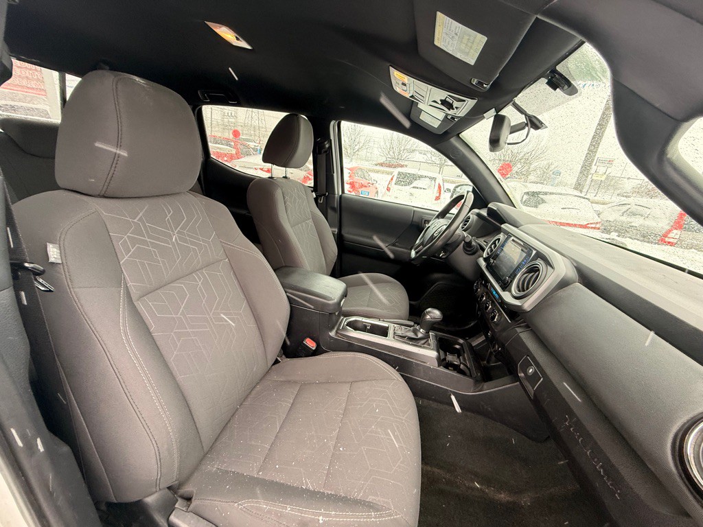 2017 Toyota Tacoma Image 17