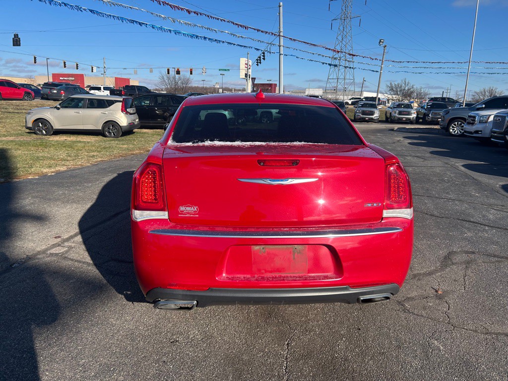 2017 Chrysler 300 Image 9