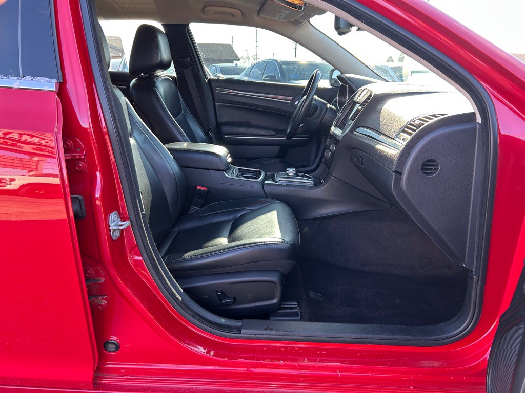 2017 Chrysler 300 Image 12