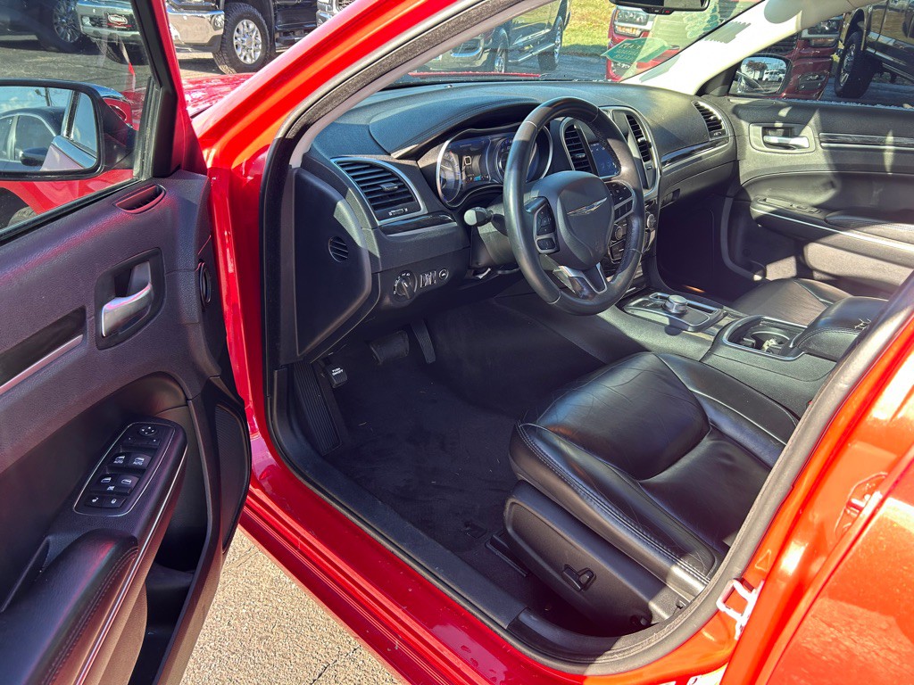 2017 Chrysler 300 Image 15