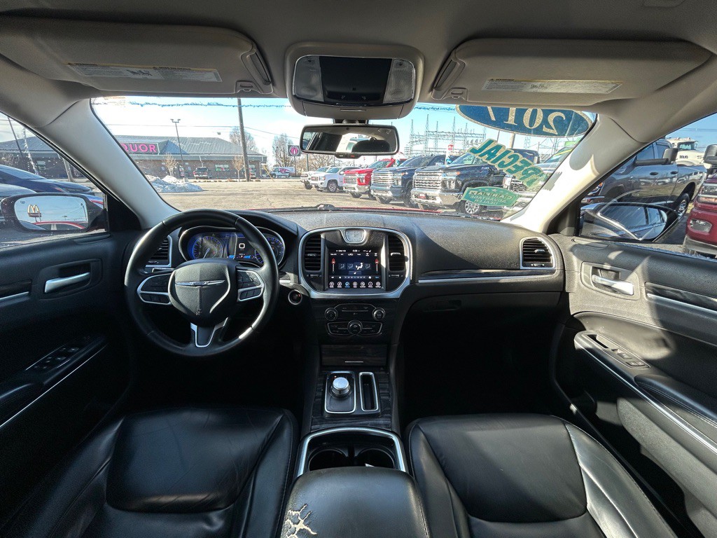 2017 Chrysler 300 Image 16
