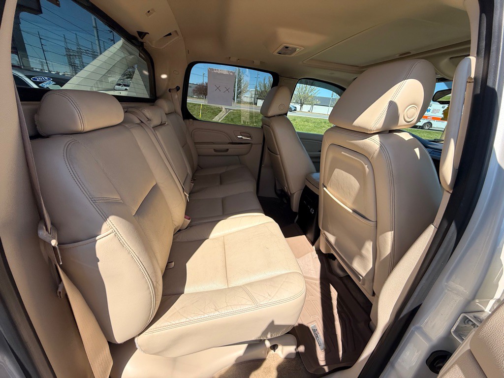 2008 Cadillac Escalade Image 17