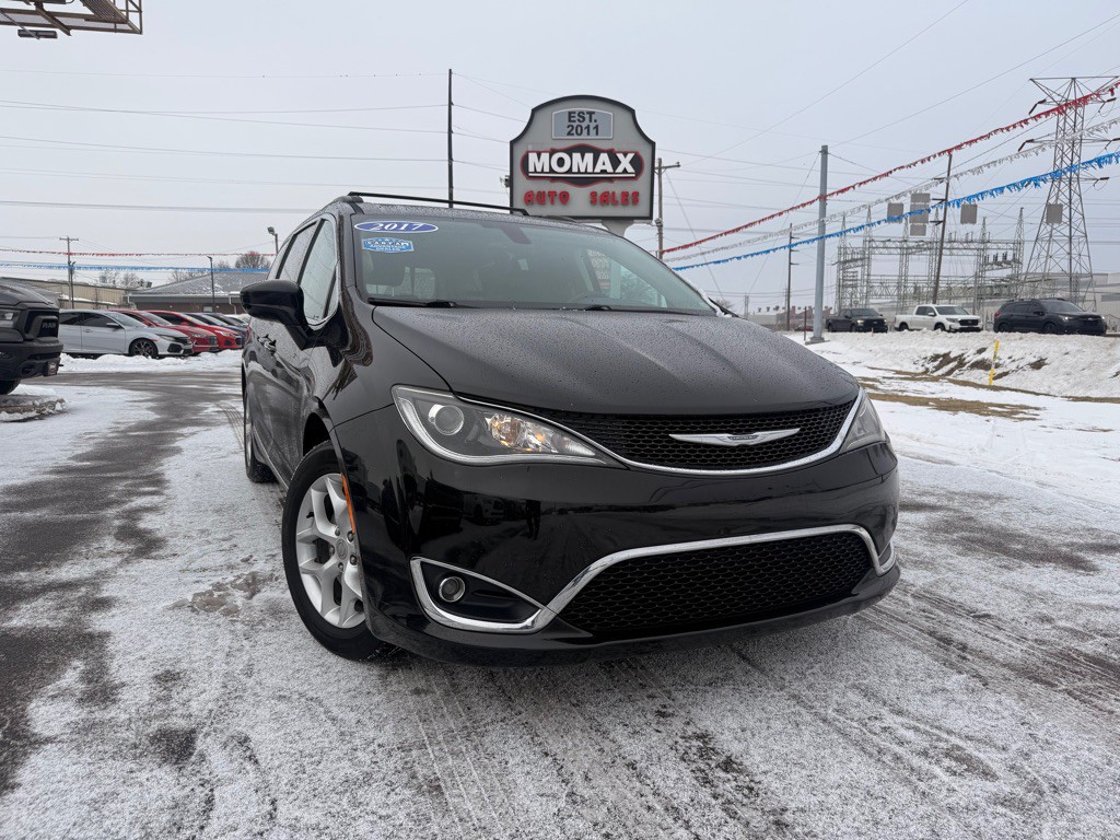 2017 Chrysler Pacifica Image 1