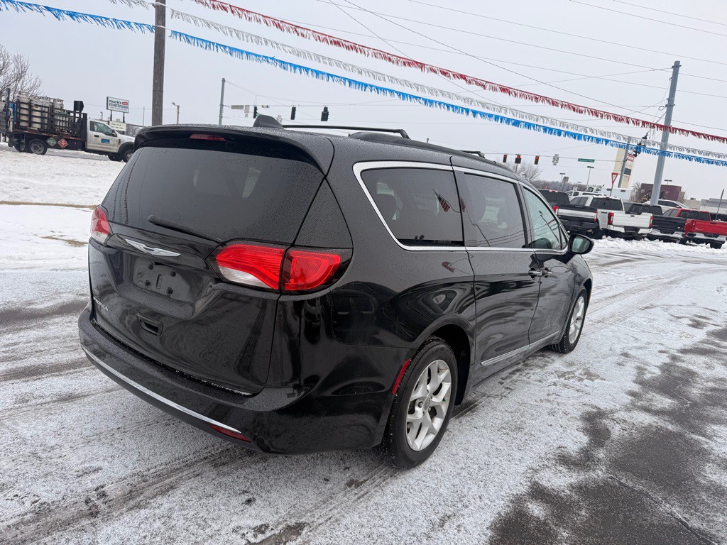 2017 Chrysler Pacifica Image 8