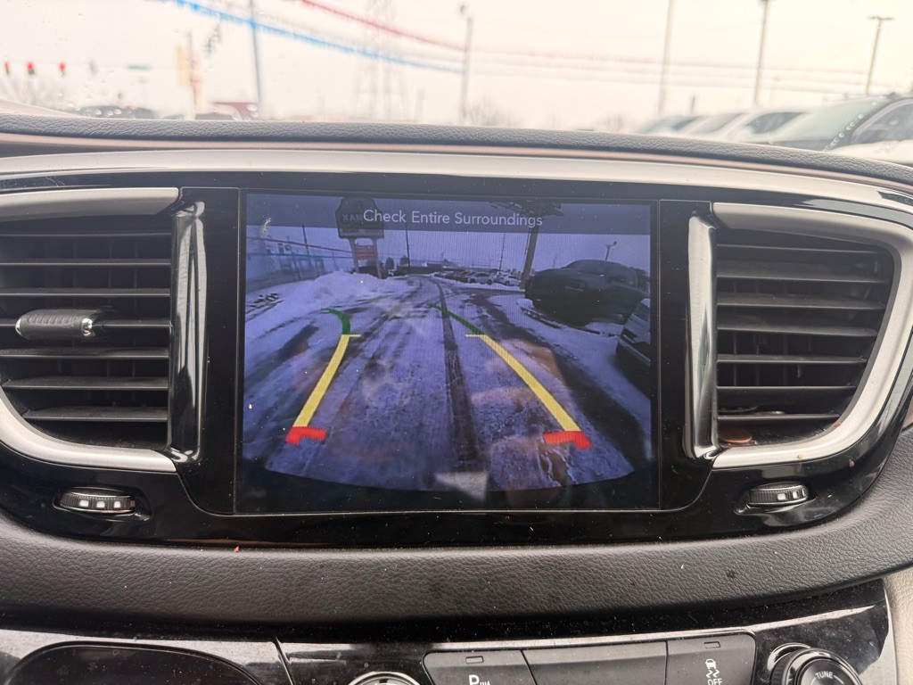 2017 Chrysler Pacifica Image 12