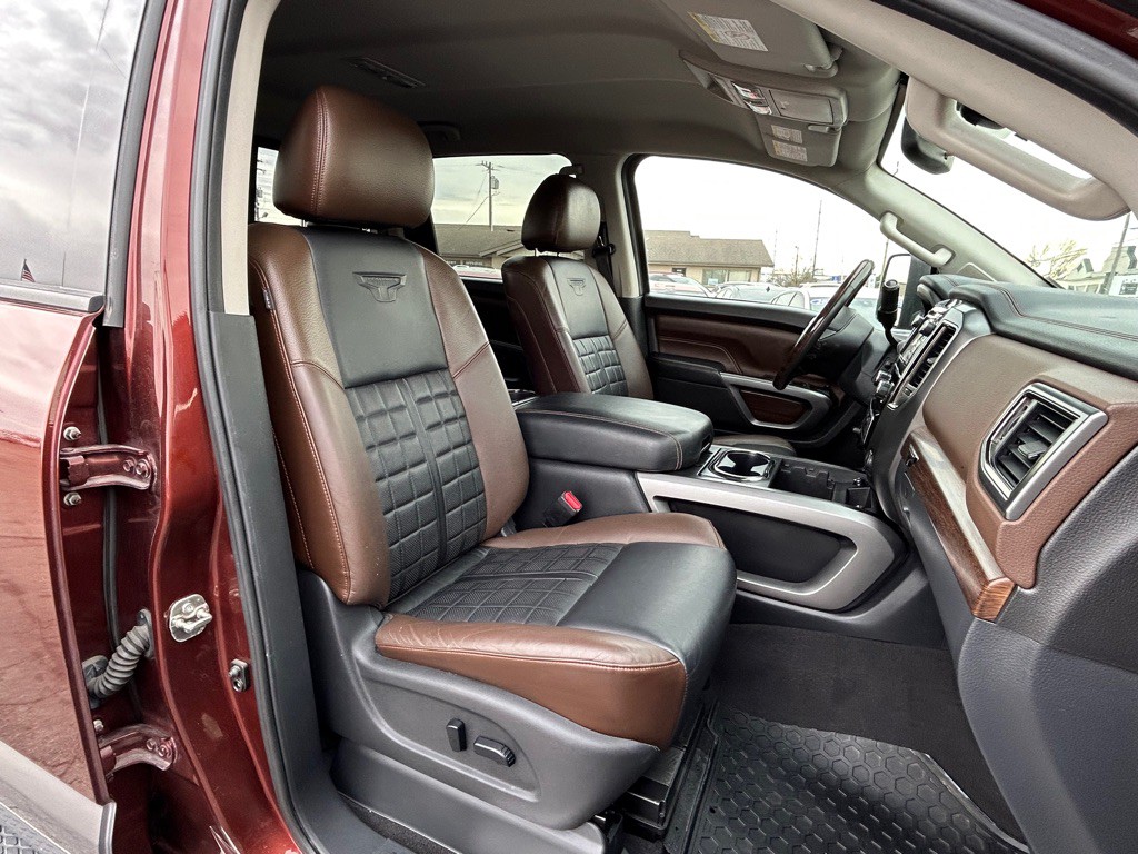 2016 Nissan Titan Image 11
