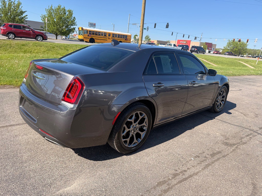2016 Chrysler 300 Image 8