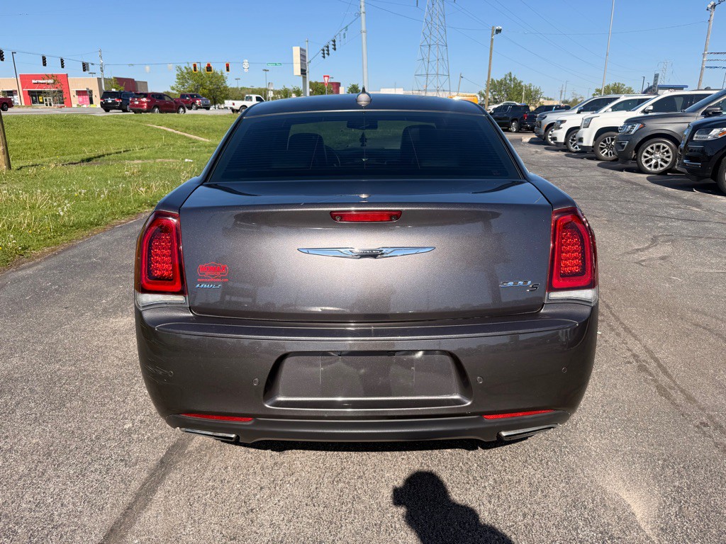 2016 Chrysler 300 Image 9