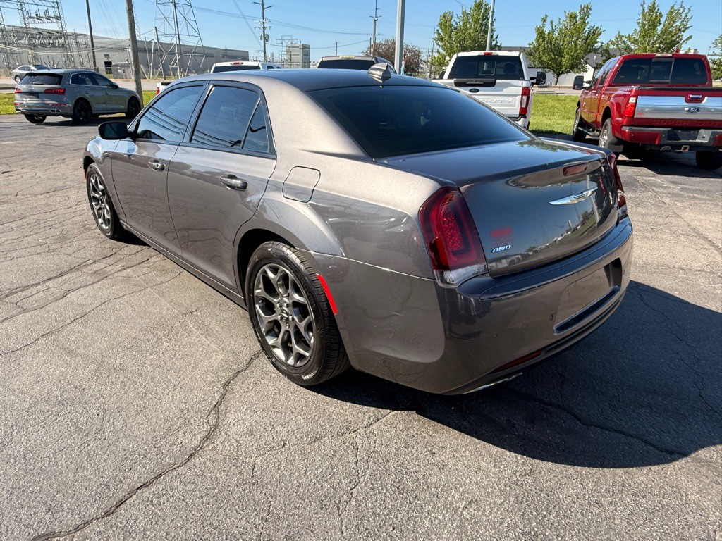 2016 Chrysler 300 Image 10