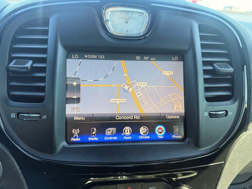 2016 Chrysler 300 Image 11