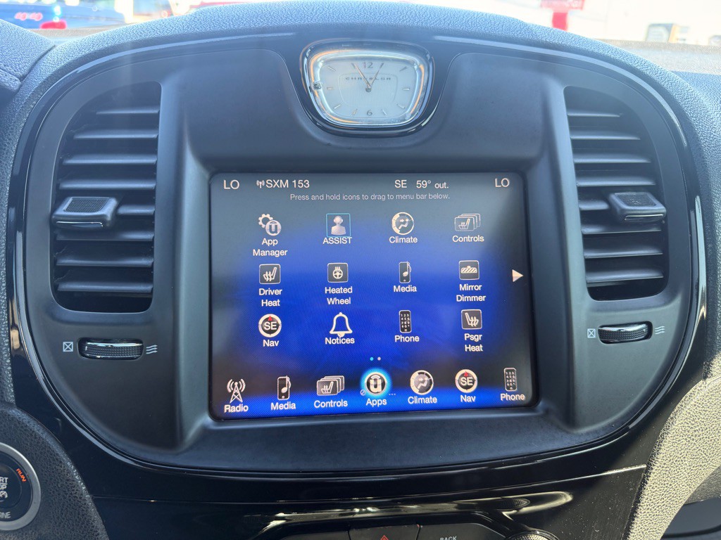 2016 Chrysler 300 Image 12