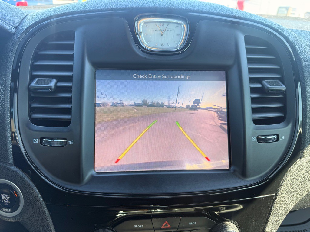 2016 Chrysler 300 Image 14