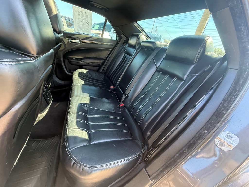 2016 Chrysler 300 Image 16