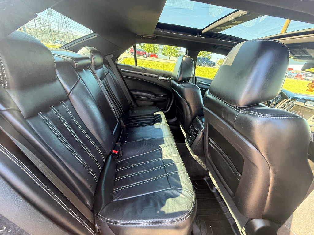 2016 Chrysler 300 Image 17