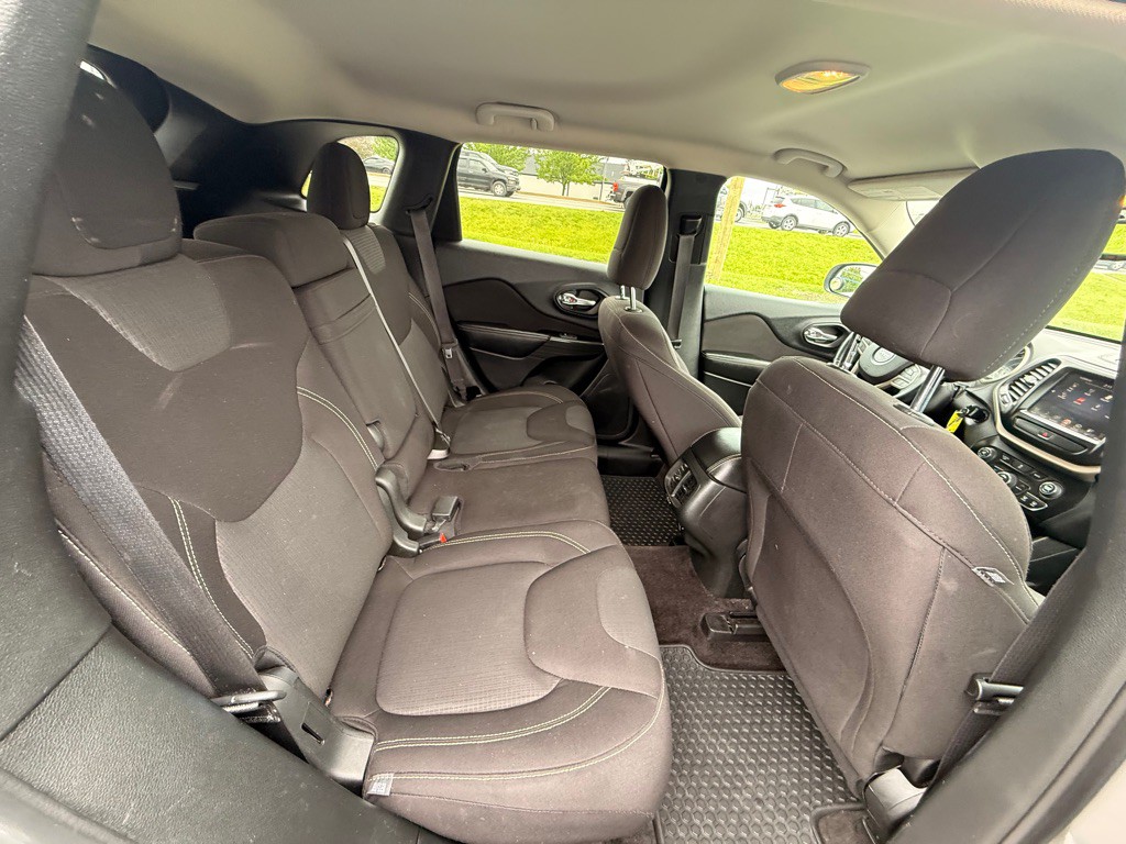 2017 Jeep Cherokee Image 19