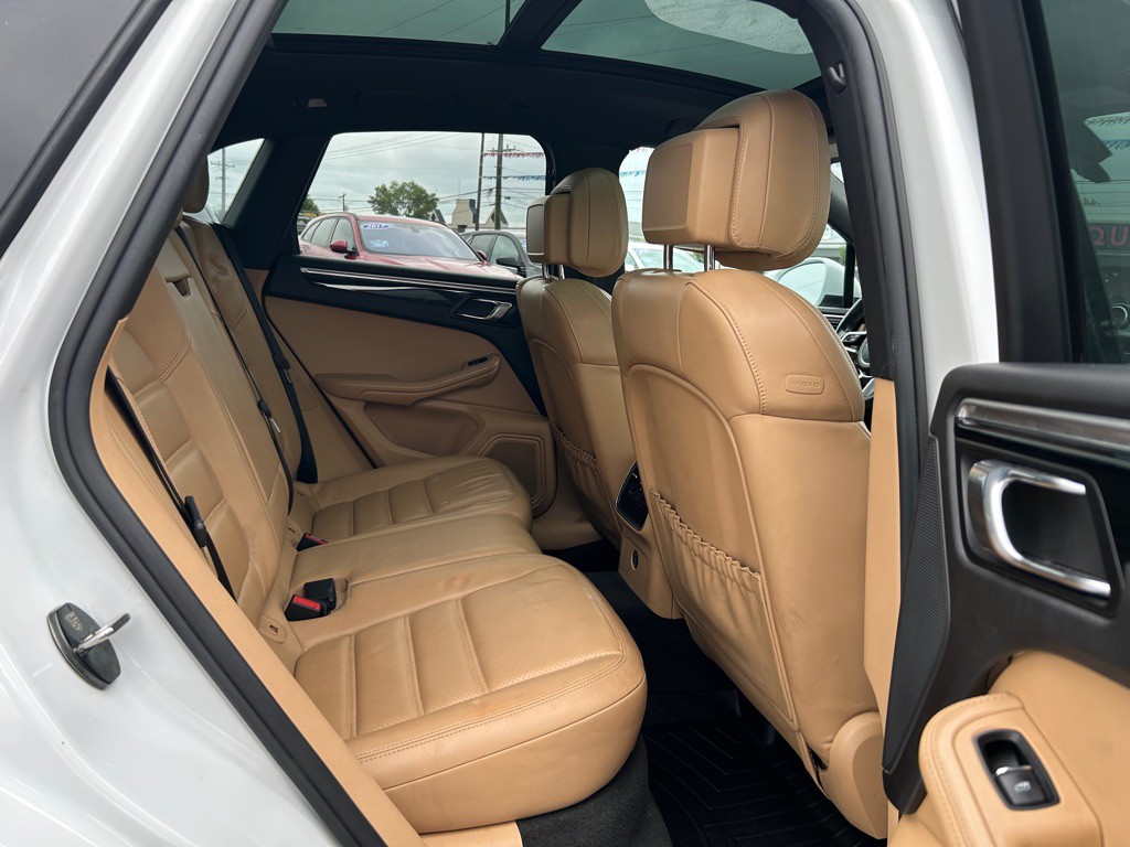 2017 Porsche Macan Image 12