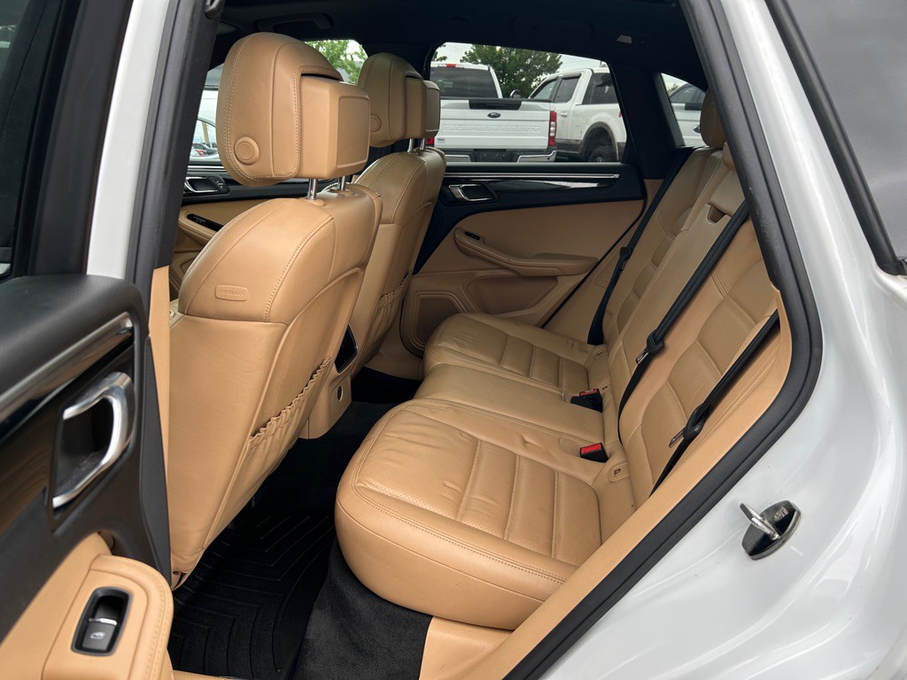 2017 Porsche Macan Image 14