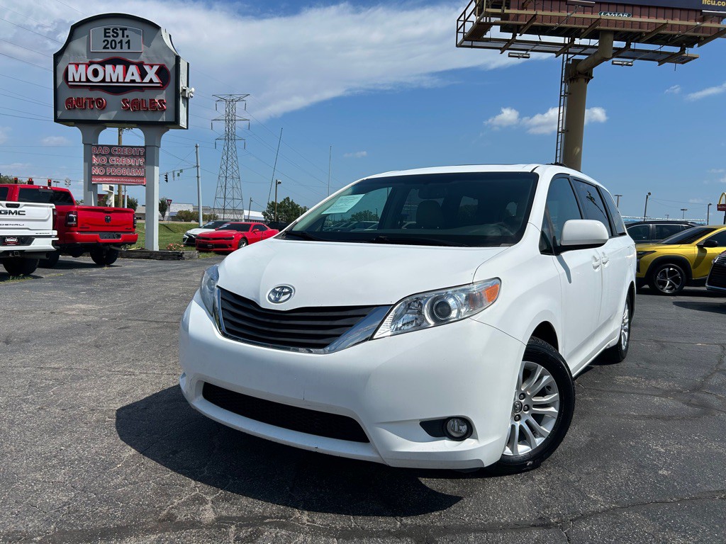 2012 Toyota Sienna Image 2