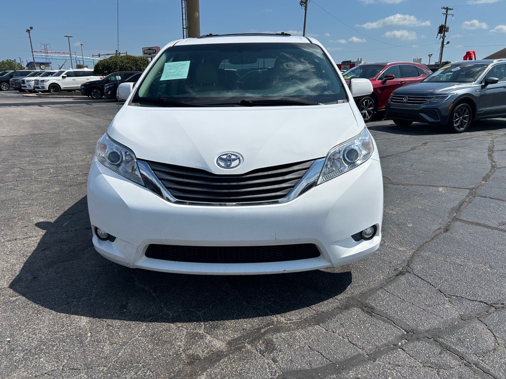 2012 Toyota Sienna Image 3