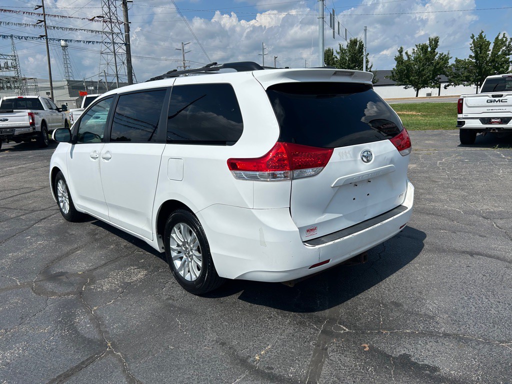 2012 Toyota Sienna Image 7