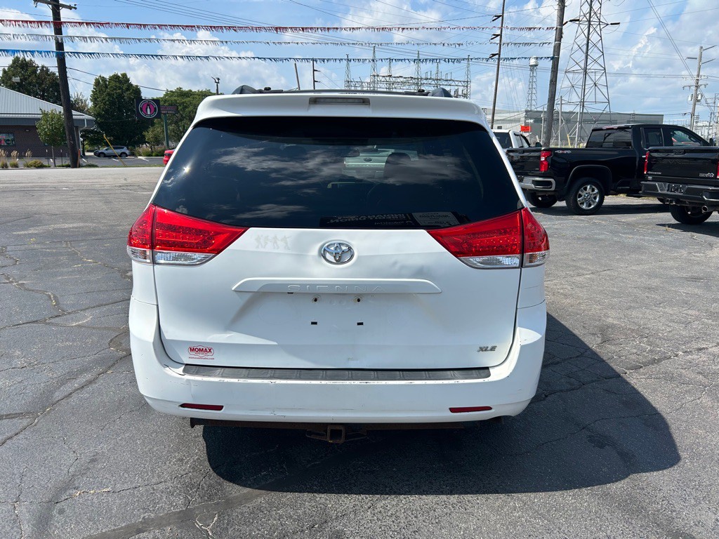 2012 Toyota Sienna Image 8