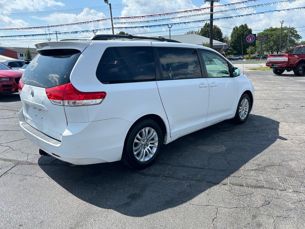 2012 Toyota Sienna Image 9