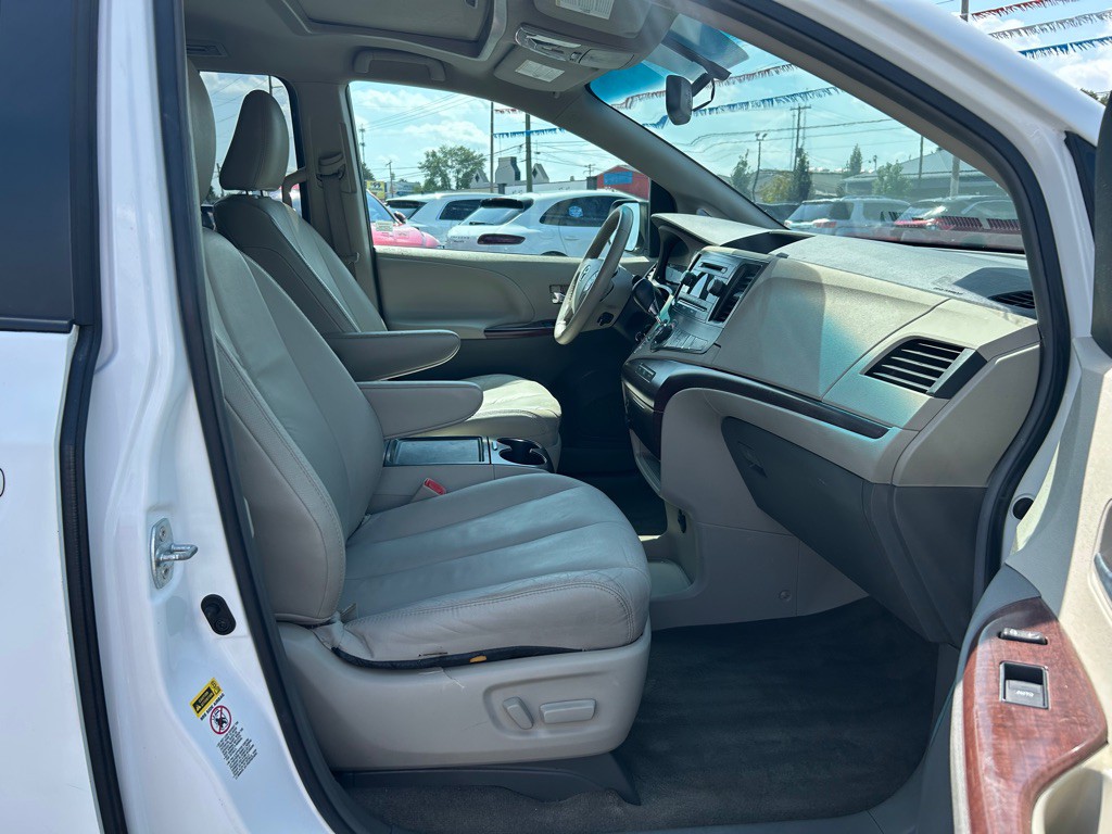 2012 Toyota Sienna Image 11