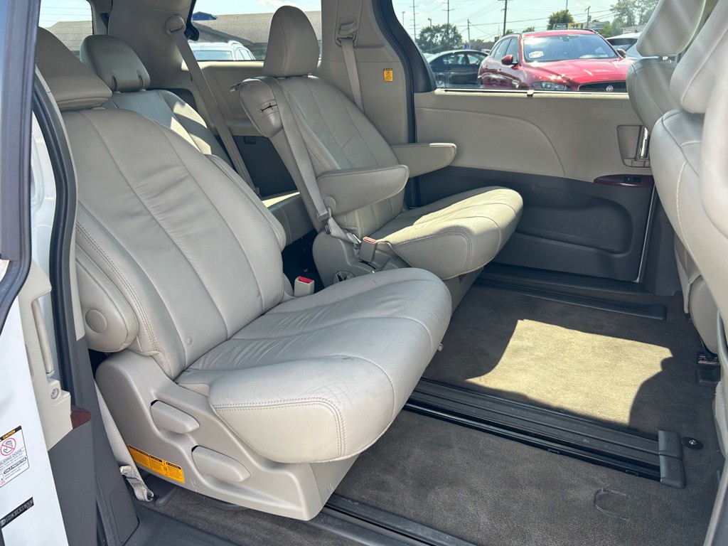 2012 Toyota Sienna Image 12