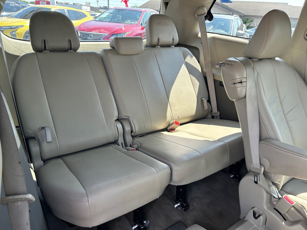 2012 Toyota Sienna Image 13