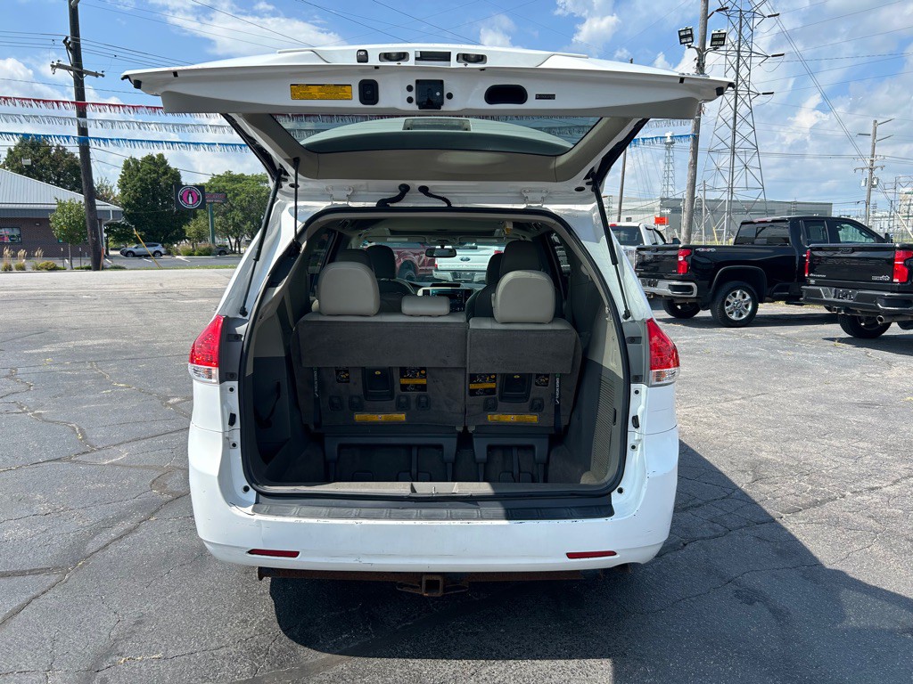 2012 Toyota Sienna Image 14