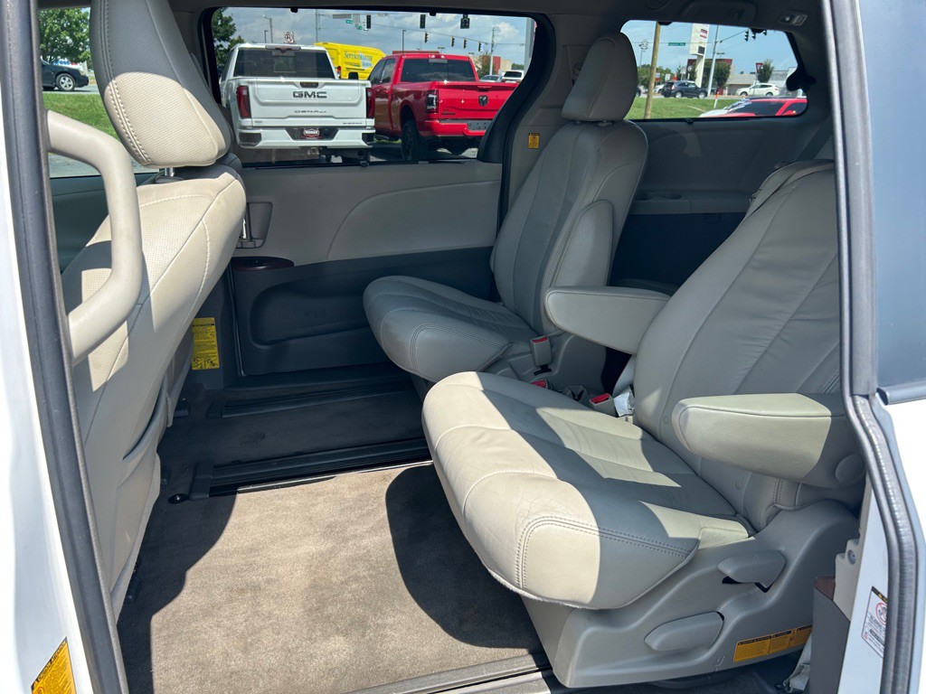 2012 Toyota Sienna Image 15