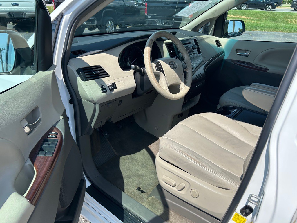 2012 Toyota Sienna Image 16