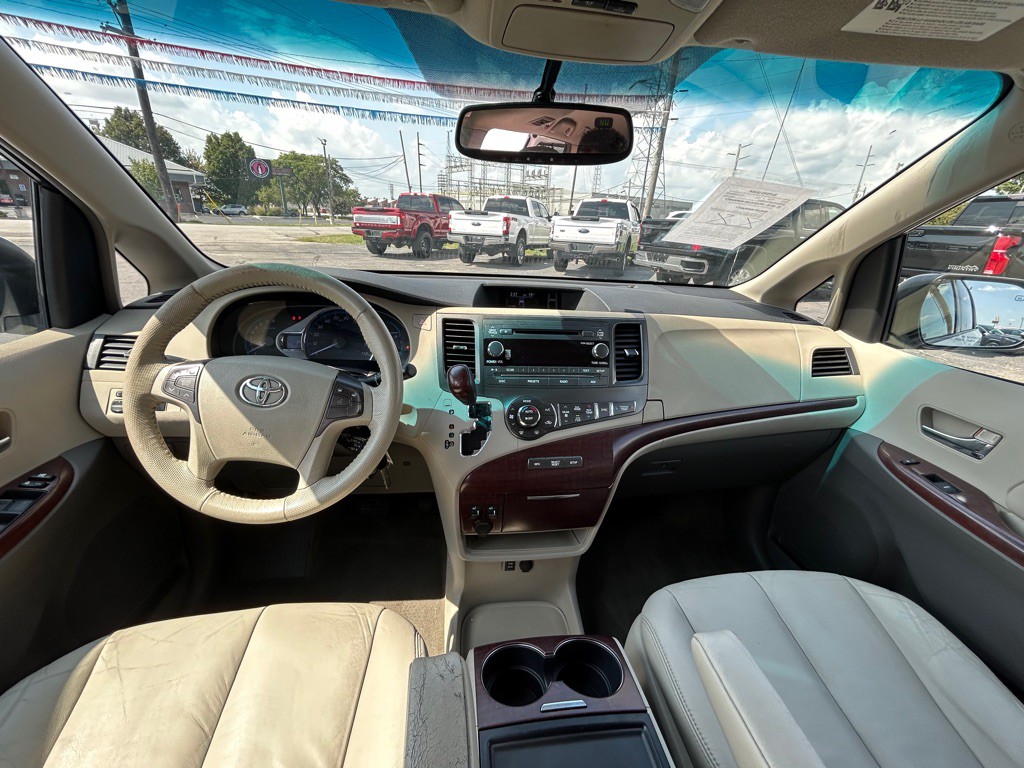 2012 Toyota Sienna Image 17