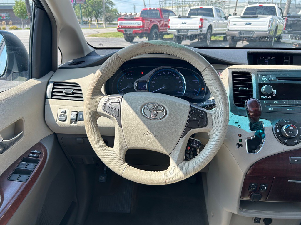 2012 Toyota Sienna Image 18