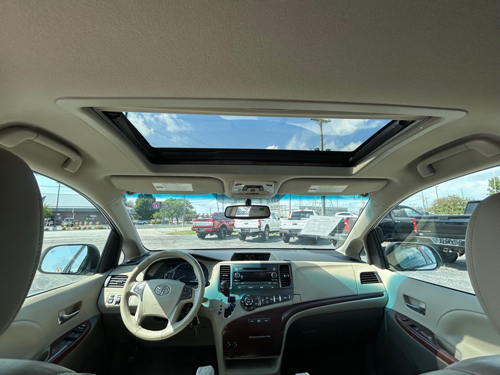2012 Toyota Sienna Image 21